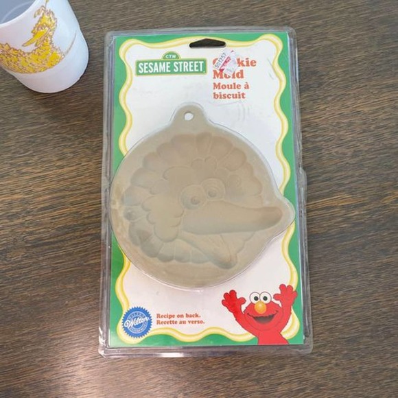 Vintage Sesame Street Big Bird Cookie Mold and Plastic Cup - Picture 1 of 4